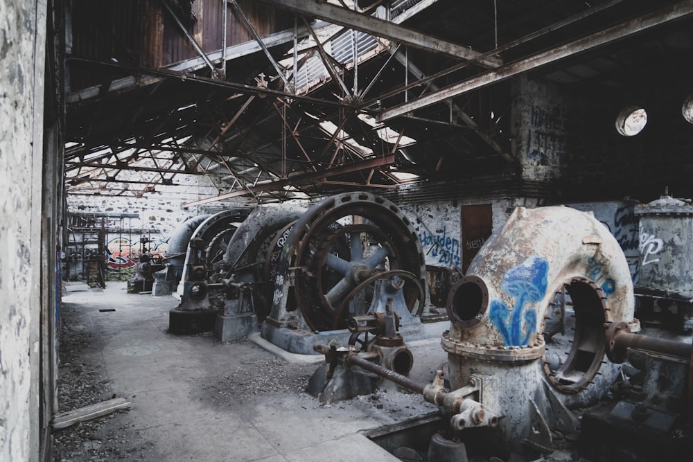 Interior de edifício industrial abandonado