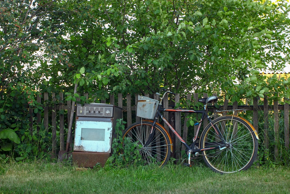 Bicicleta de cercanías marrón estacionada cerca de un árbol