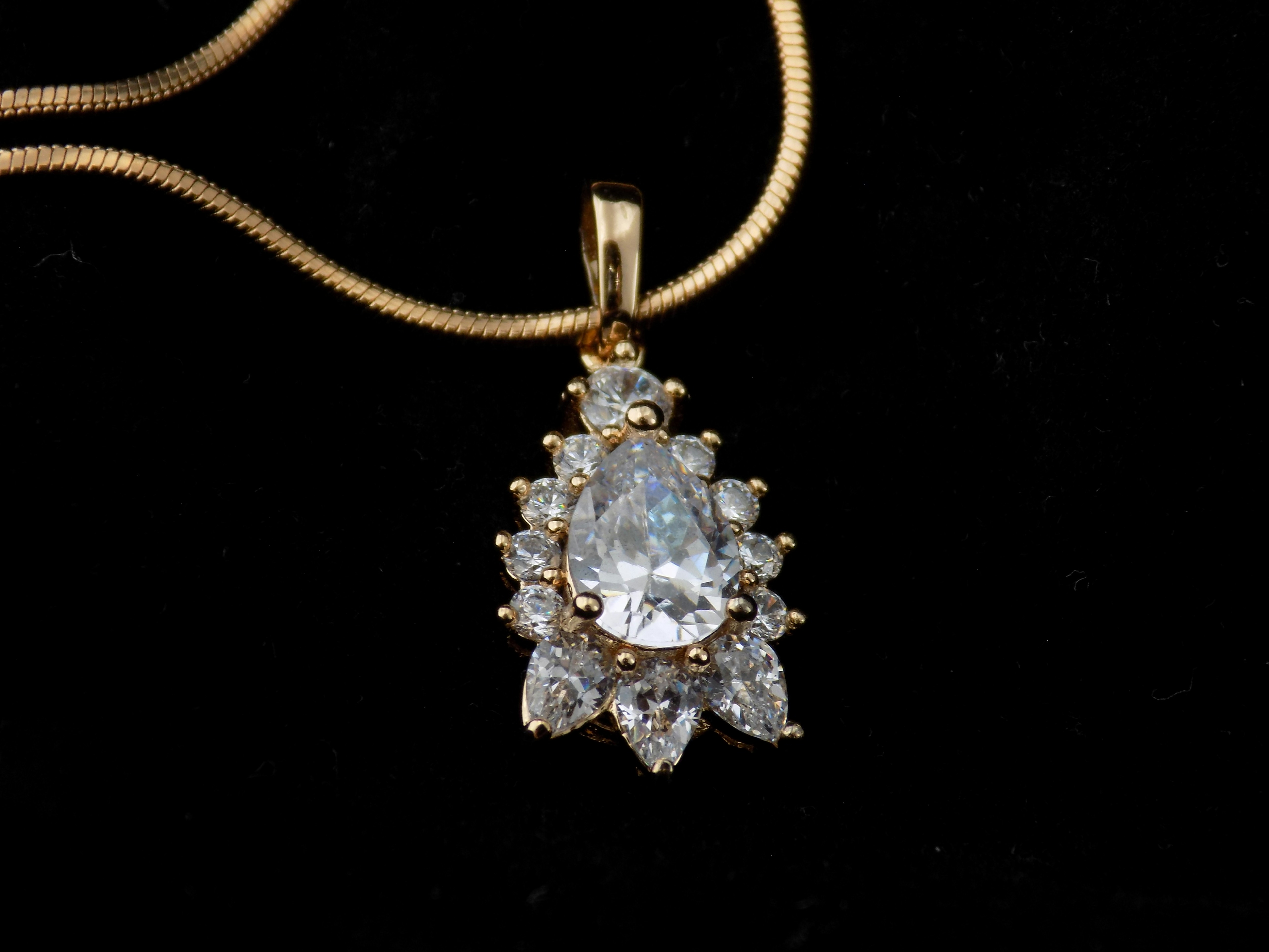 Diamond pendant necklace