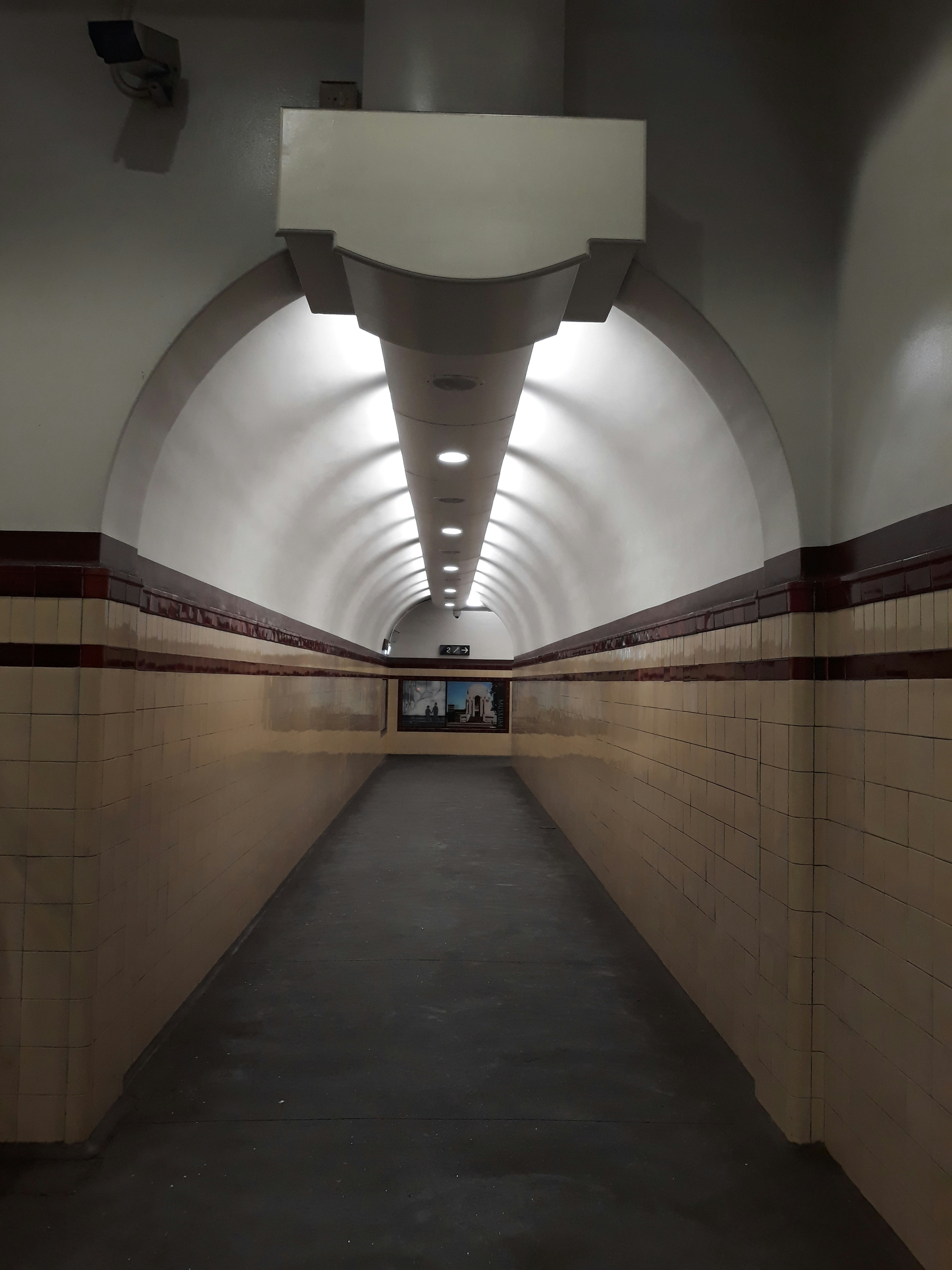 lorong beton krem dan putih