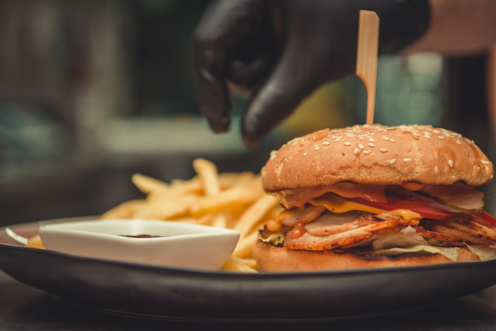 Burger près des frites