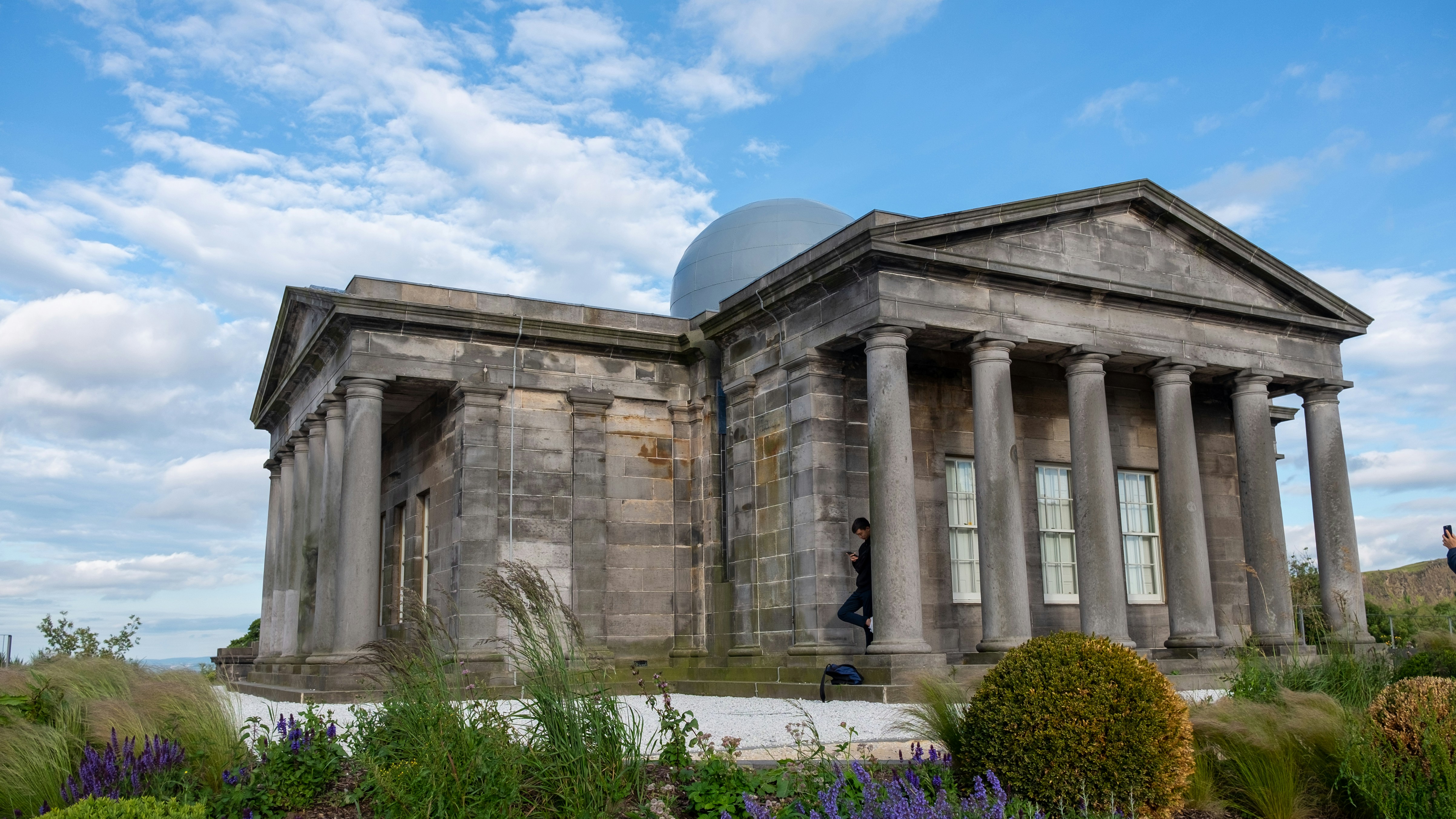 edifício de concreto cinza durante o dia