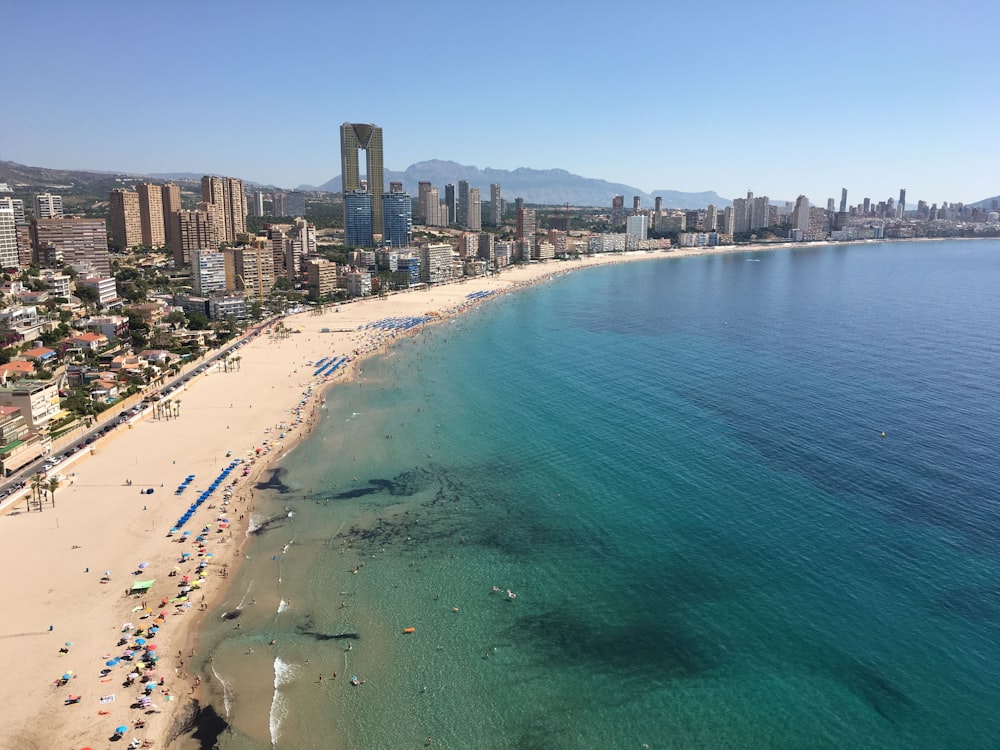 Vista aérea de la orilla del mar