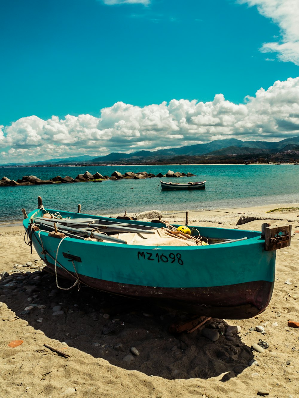 blaues und schwarzes Boot