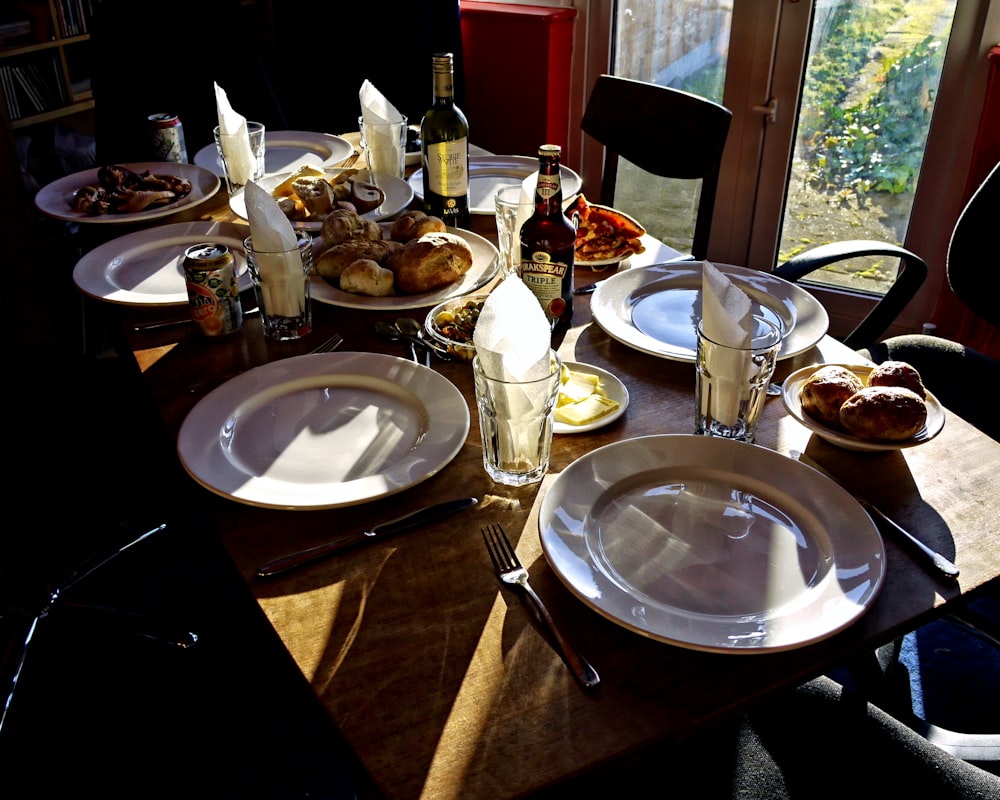 lot d’assiettes blanches sur table brune