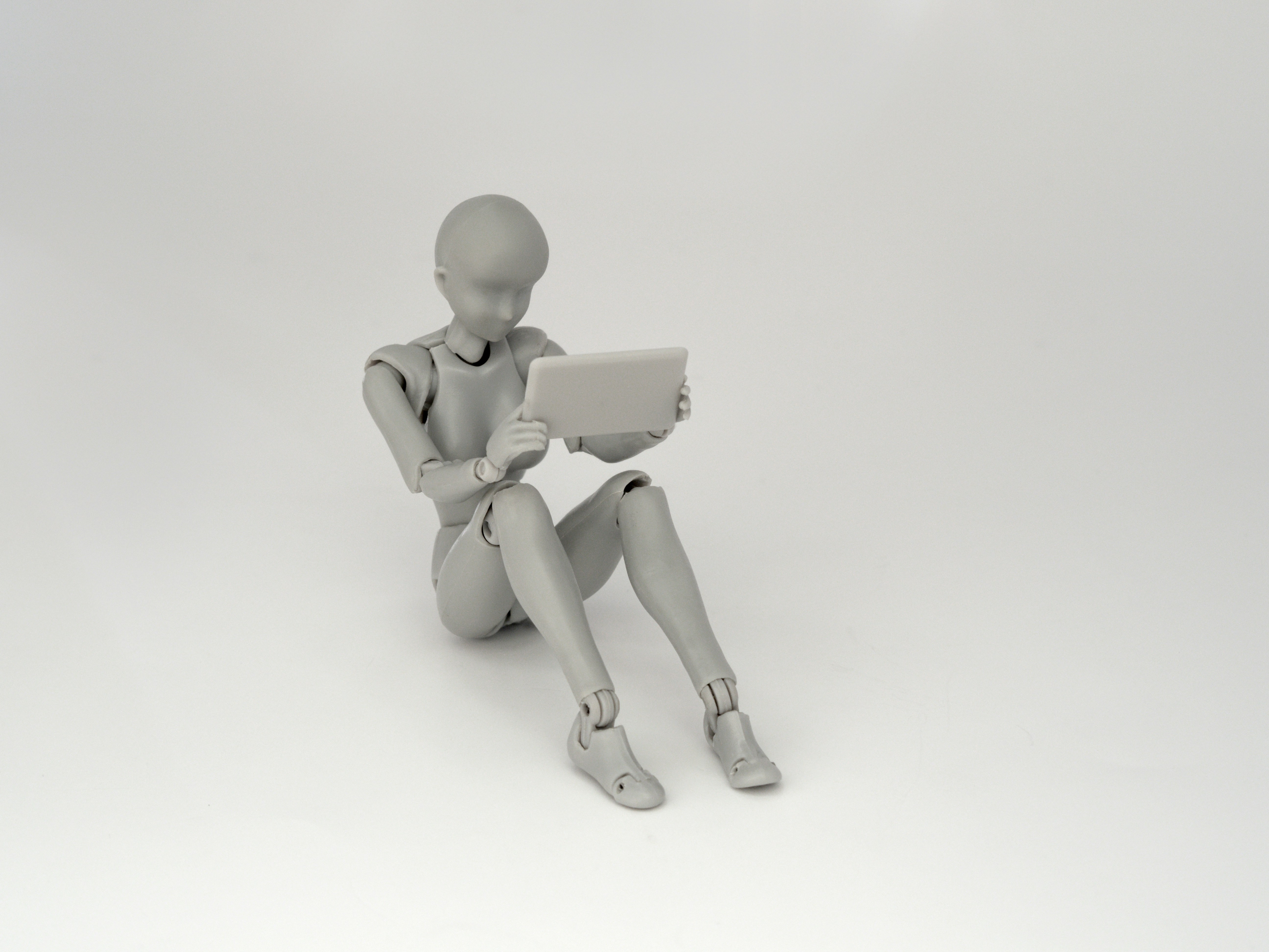 Gray statue displayed on Branimo website.
