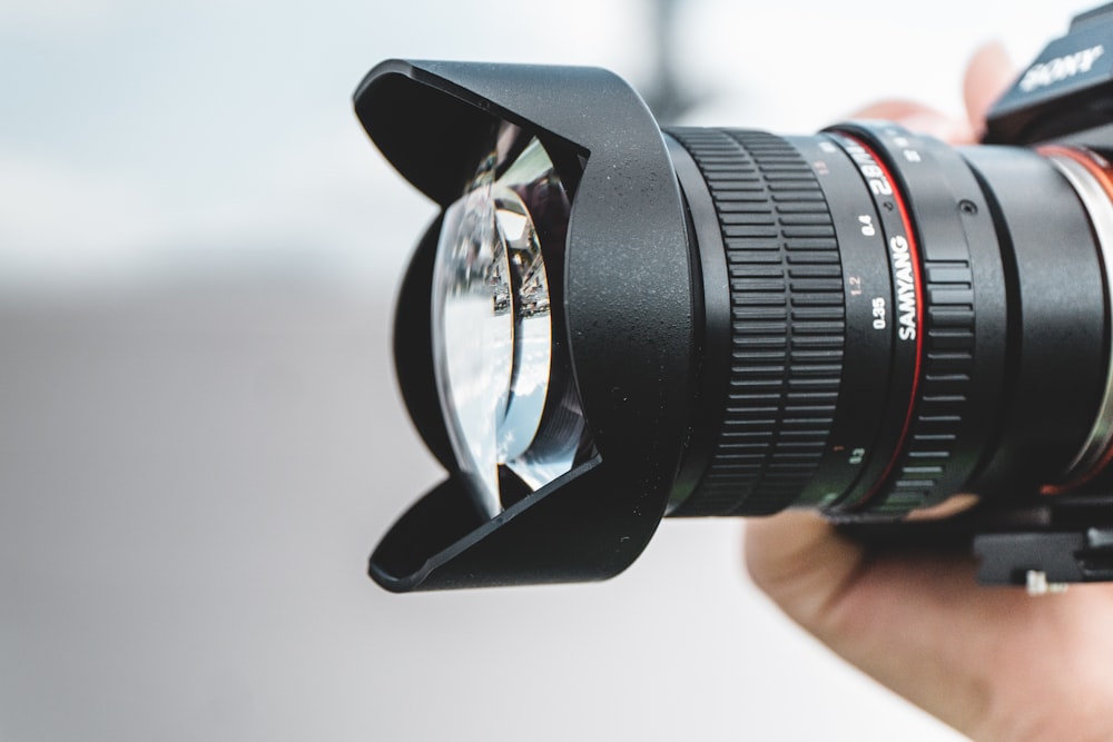 shallow focus photography of black zoom lens