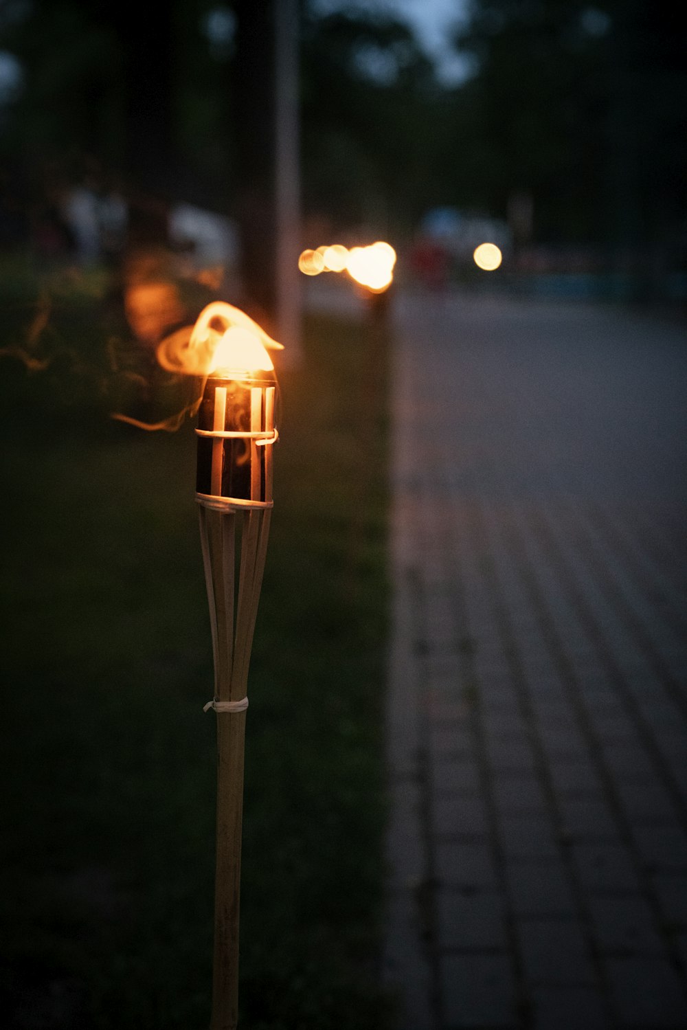 Fotografie mit flachem Fokus beleuchtete Taschenlampe