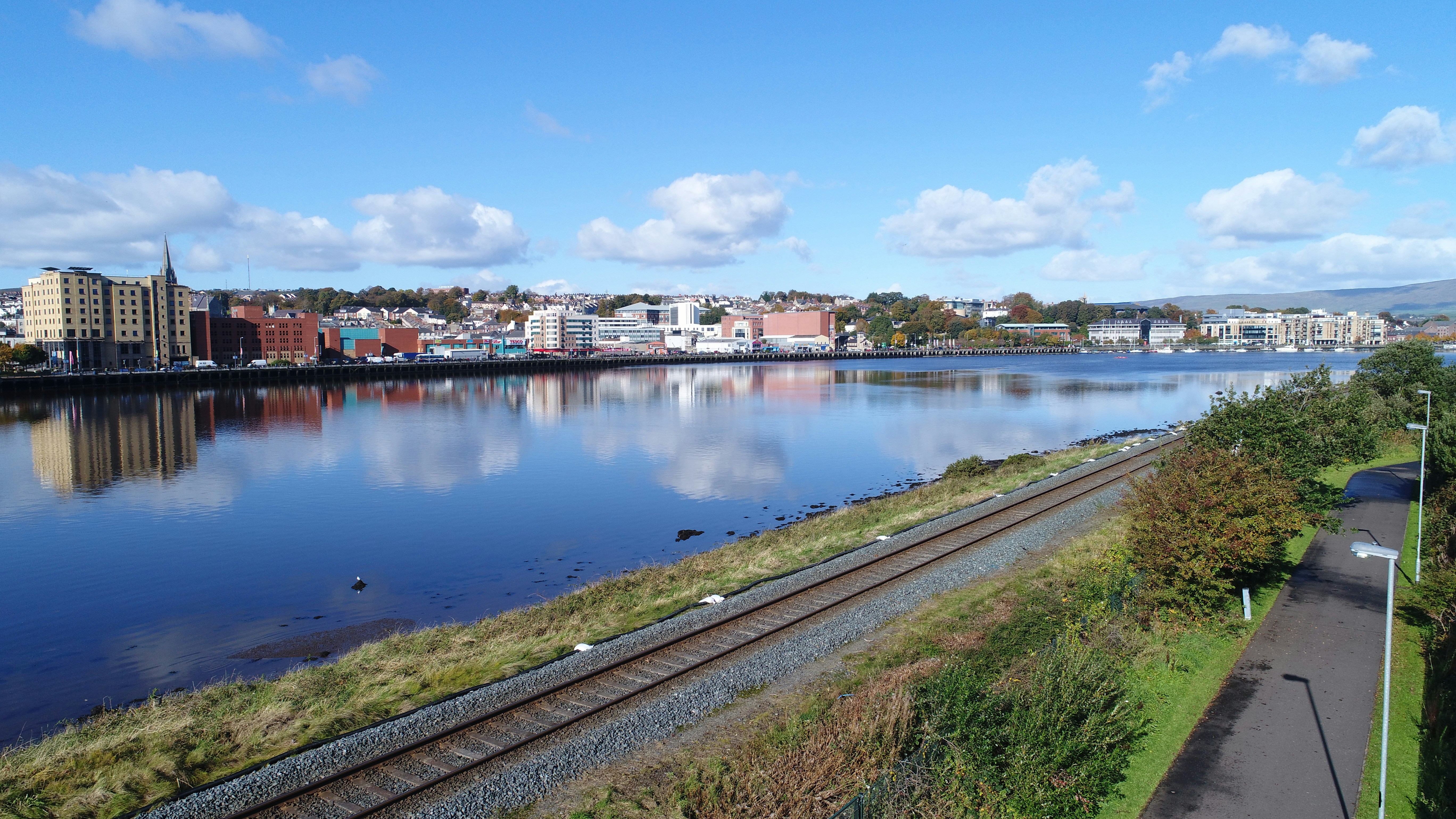 gray metal train tracks