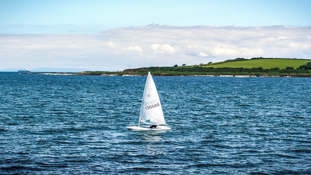 Velero blanco en el cuerpo de agua durante el día