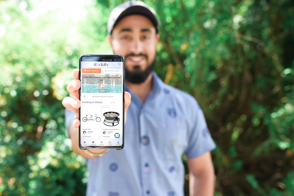 hombre sosteniendo un teléfono inteligente Android