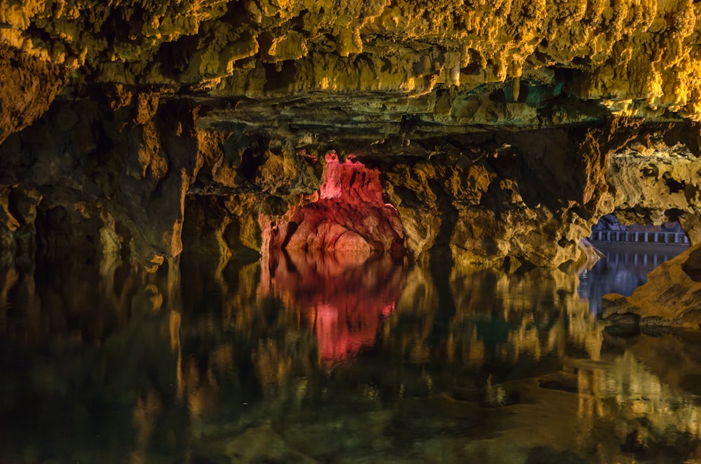 plan d’eau à côté des rochers