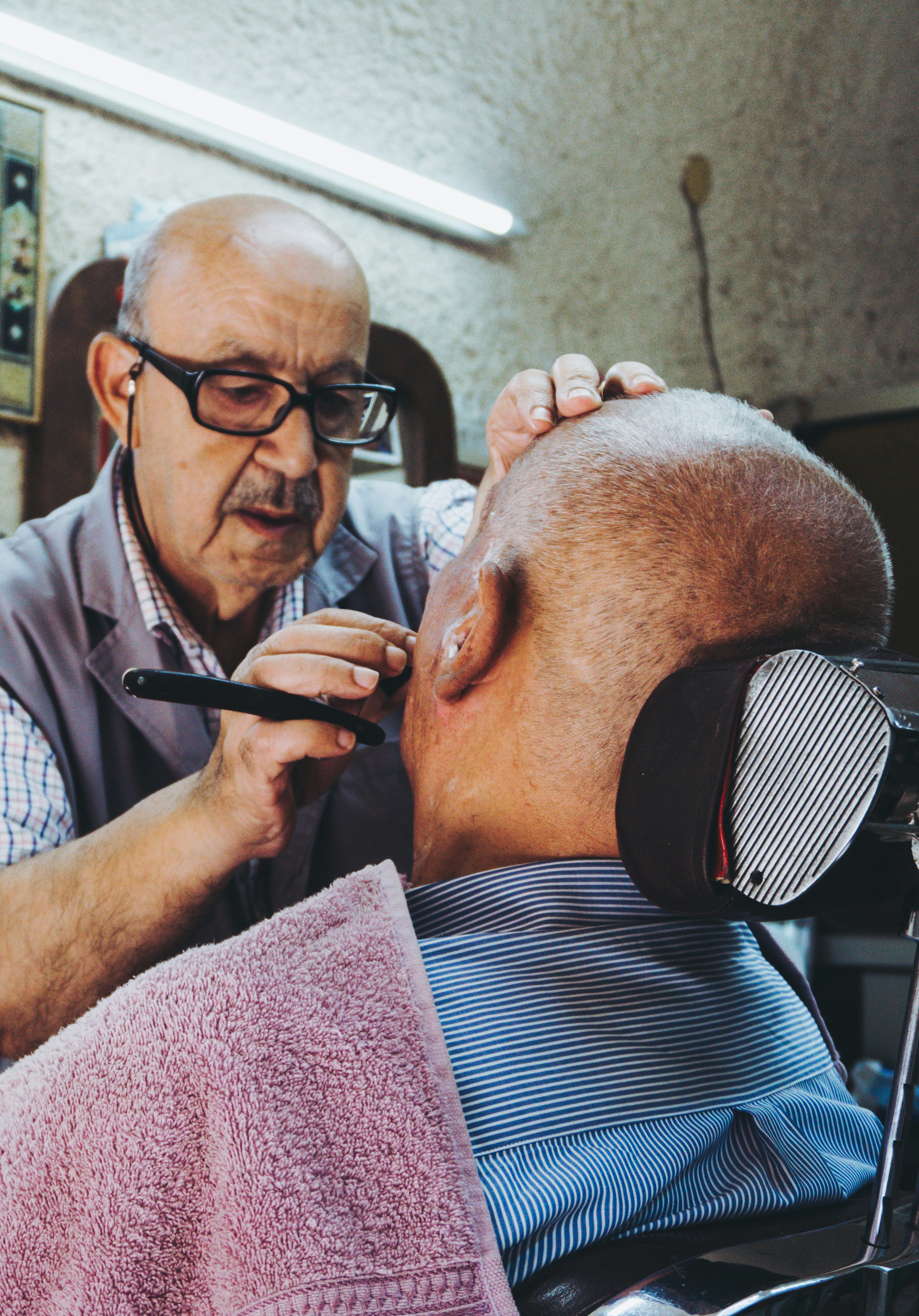 Estilista Pedro trabajando meticulosamente en un corte de pelo