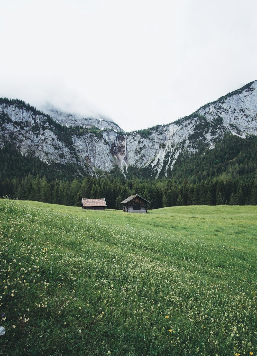 Graue Hütte in der Nähe des Berges während des Tages
