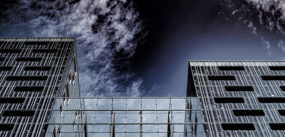 Foto de la vista del gusano del edificio bajo el cielo nublado durante el día