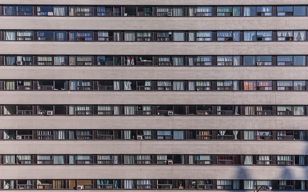 edificio in cemento grigio