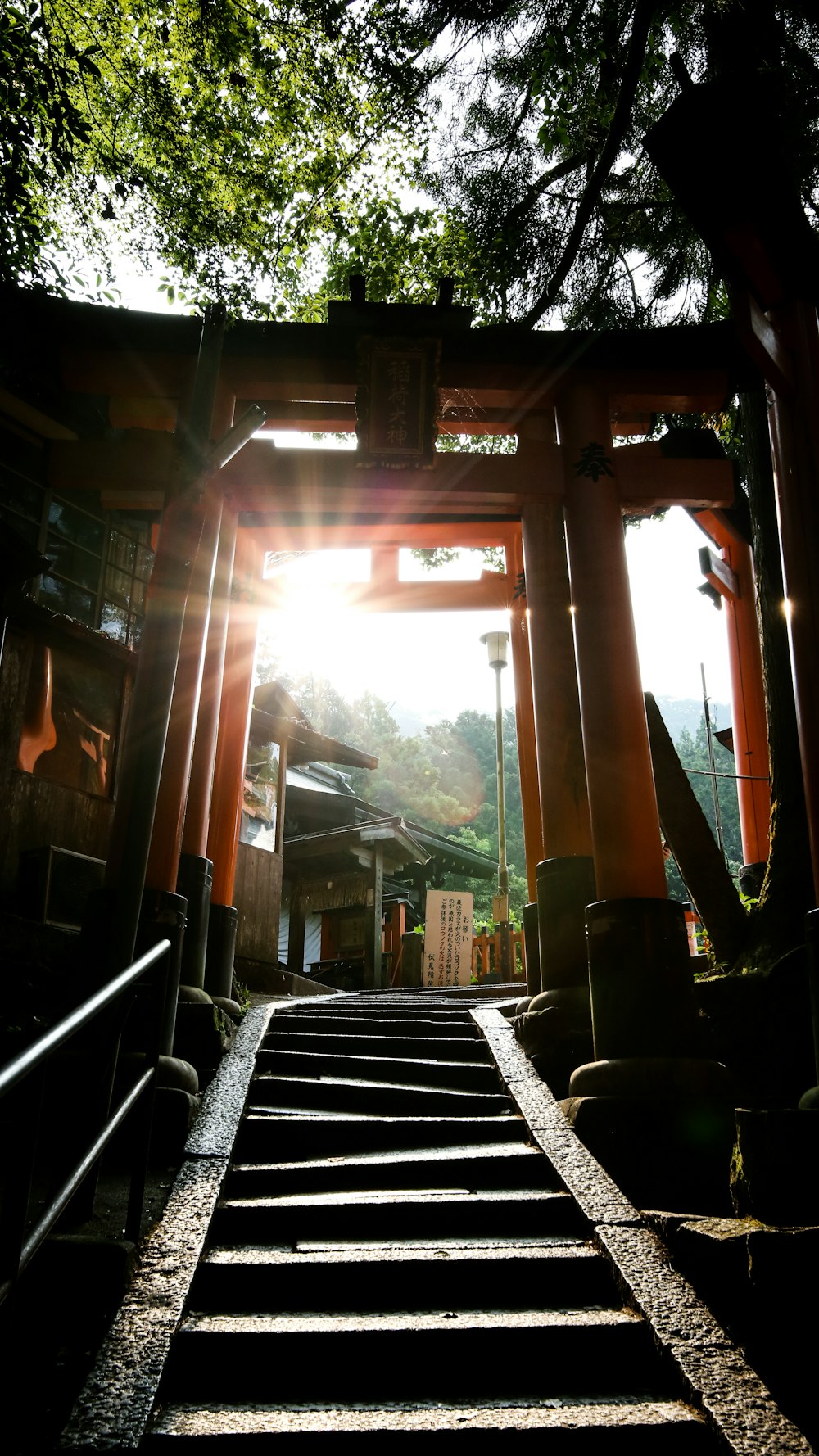 Entrada marrom tori no lance de escadas