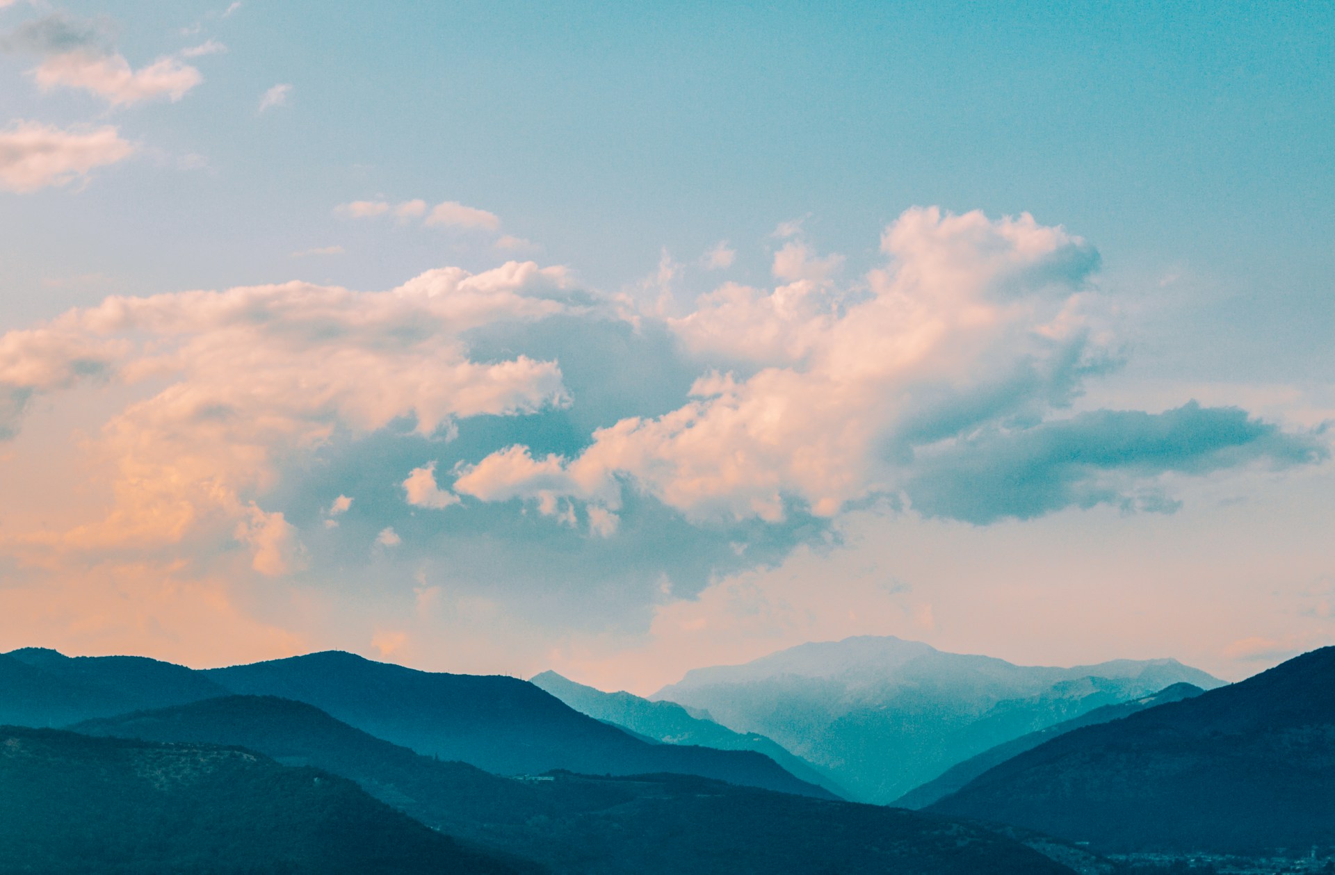 gray computer monitor