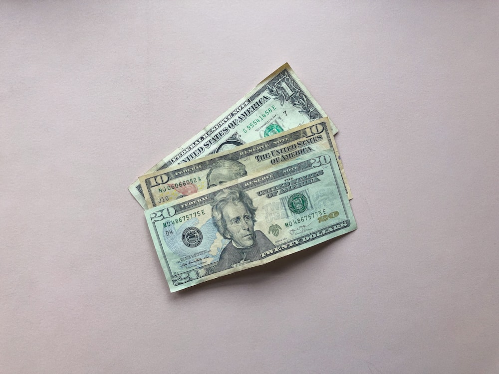 trois billets de banque en dollars américains de différentes coupures