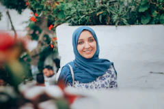 والدة مسلمة تدعم رحلة تعلم طفلها للقرآن