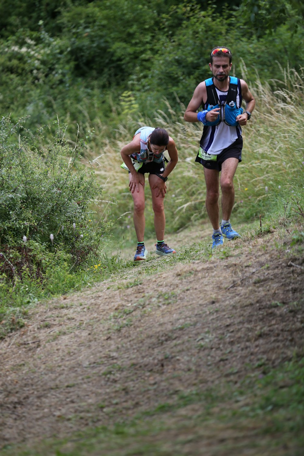 Dos hombres corriendo por la colina