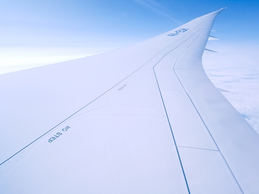 the wing of an airplane flying in the sky