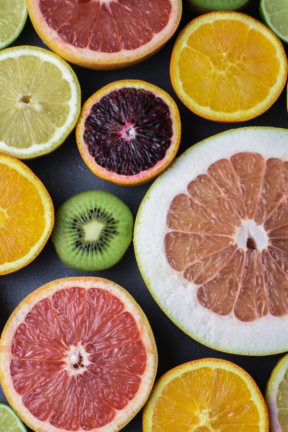 Variedad de frutas en rodajas