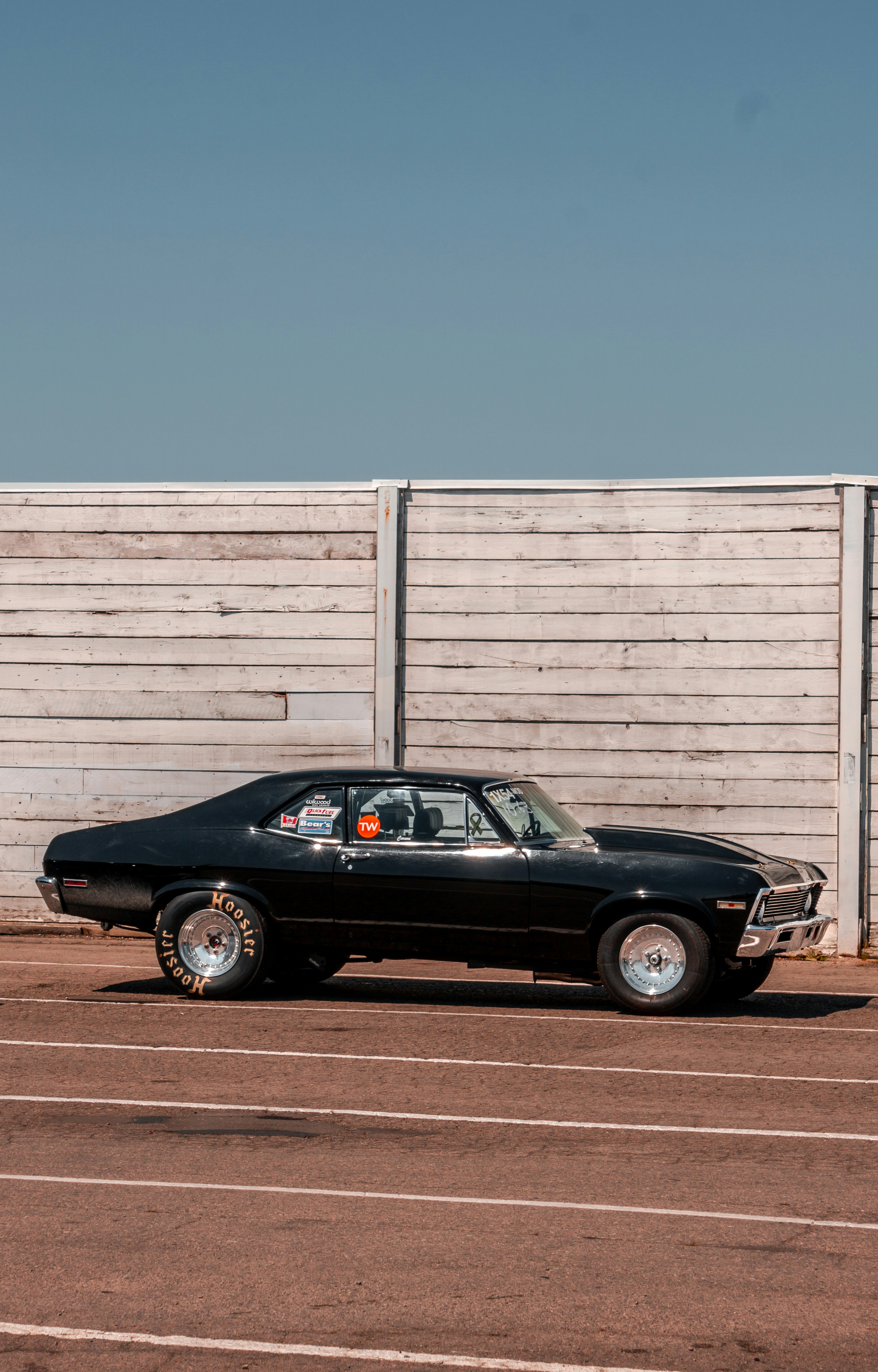 Cupé negro cerca de la pared