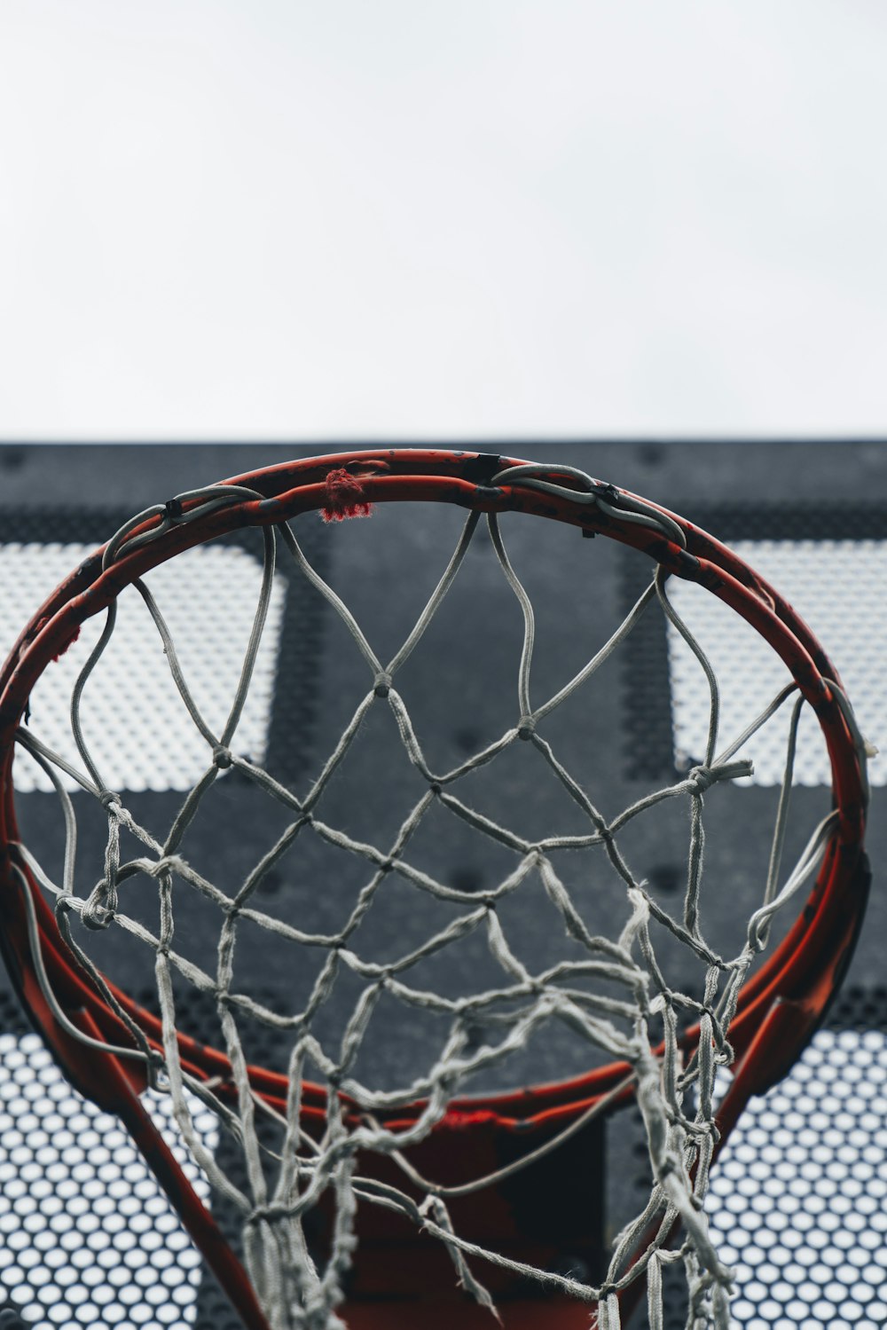 Fotografia de foco seletivo do anel de basquete vermelho