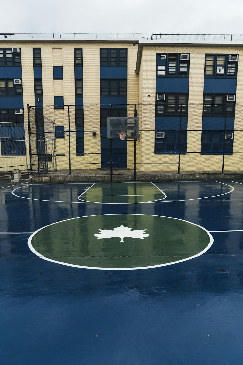 uma quadra de basquete em frente a um prédio