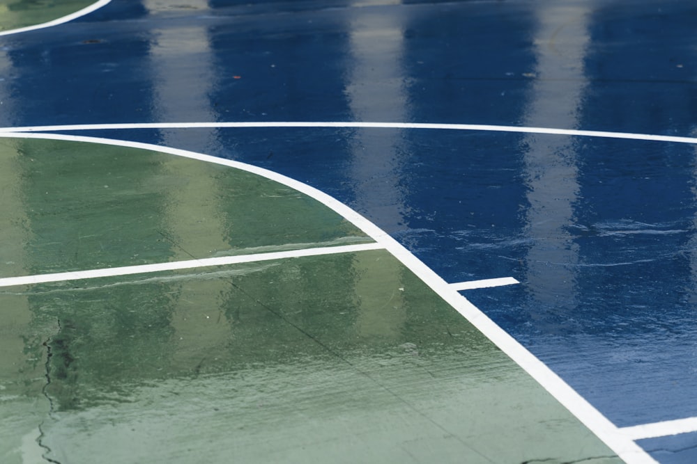 Cancha de baloncesto verde y azul