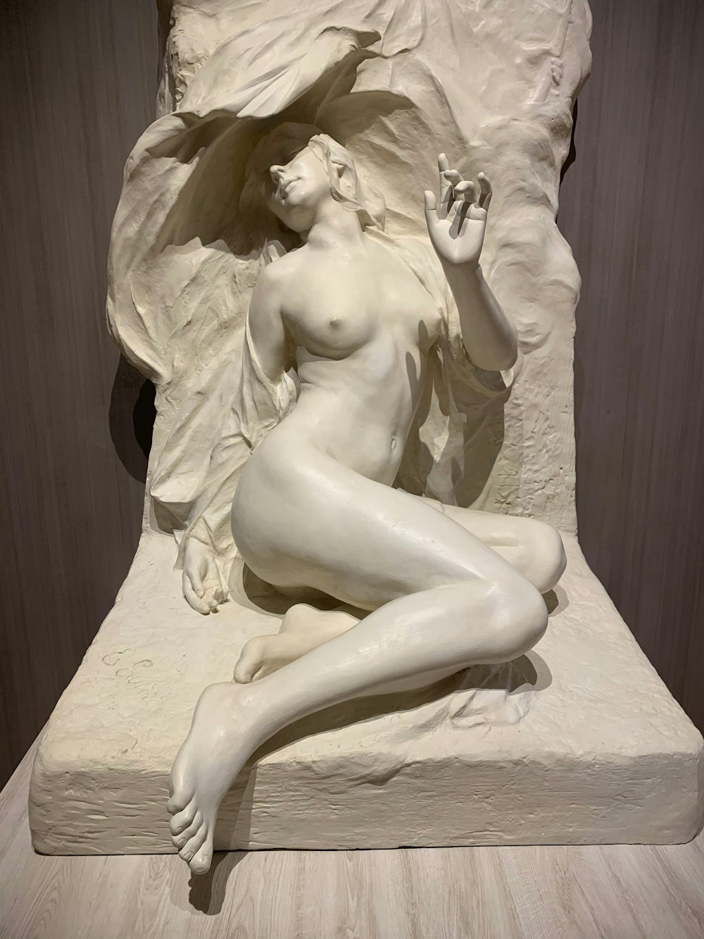 Escultura de mujer desnuda blanca
