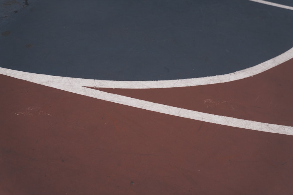 un campo da tennis con un campo rosso e nero
