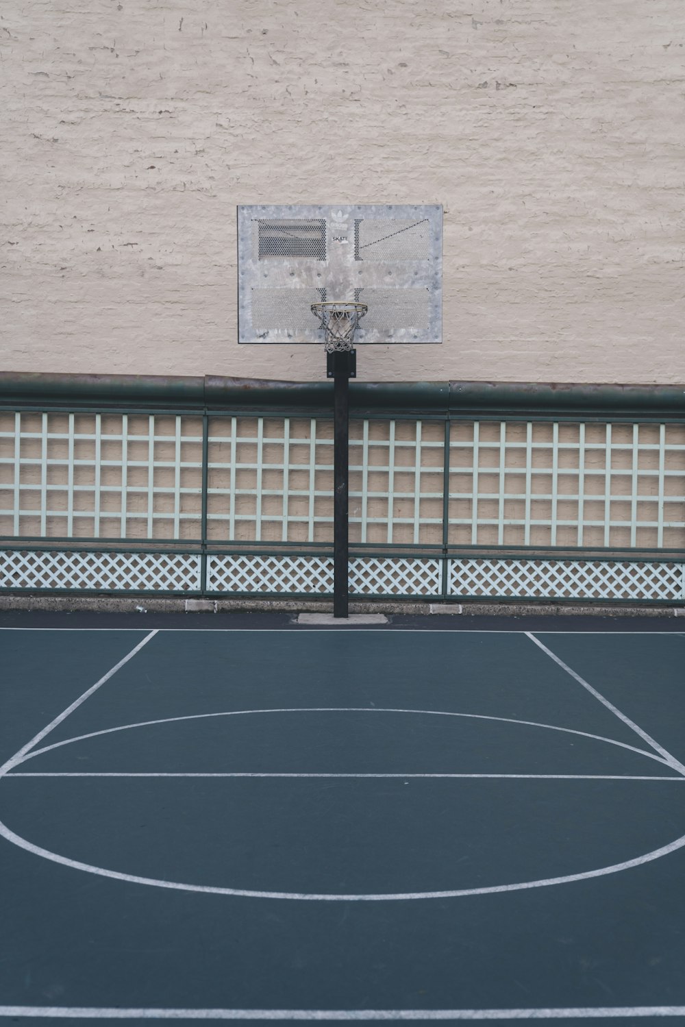 quadra de basquete cinza