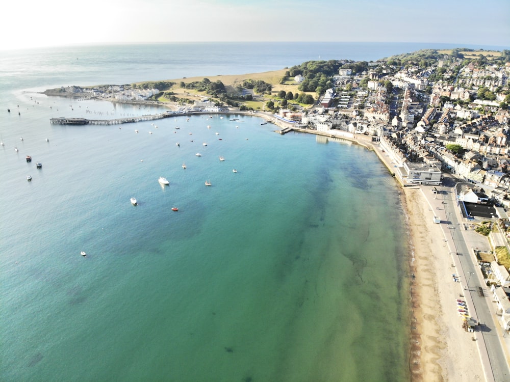 une vue aérienne d’une plage avec des bateaux dans l’eau