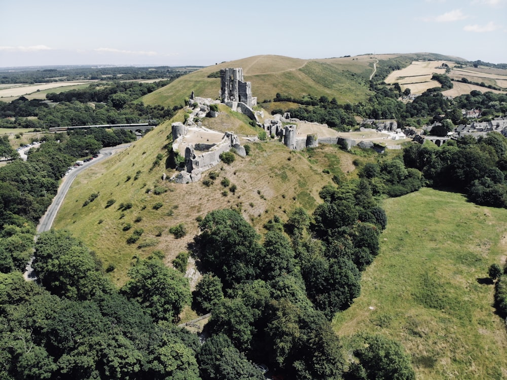 uma vista aérea de um castelo em uma colina