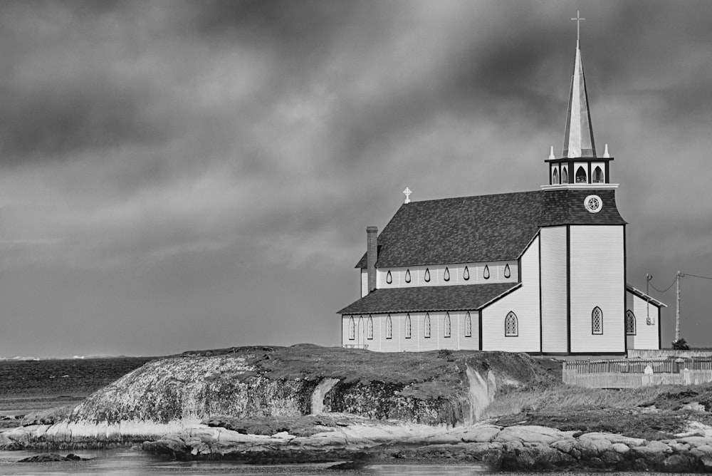 igreja perto do mar