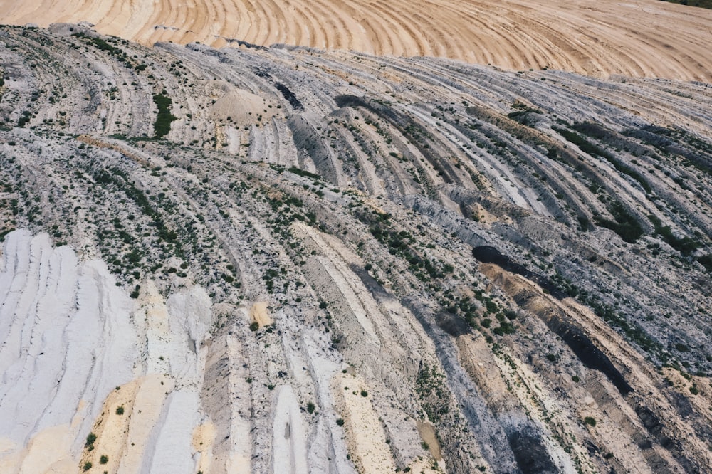 uma vista aérea de uma área rochosa com árvores ao longe