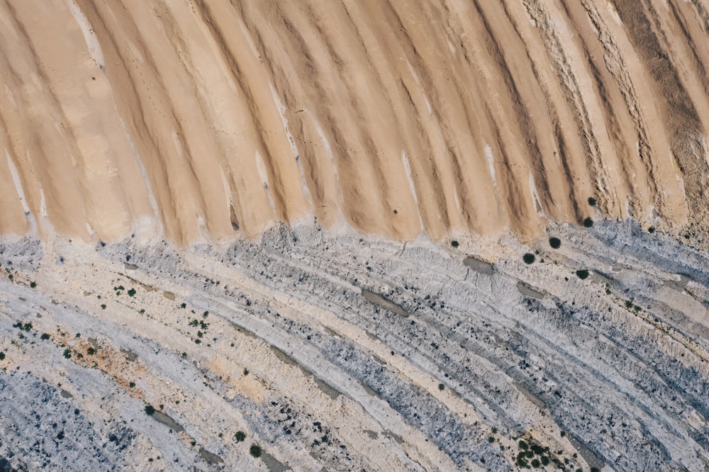 une vue aérienne d’une plage de sable avec des vagues