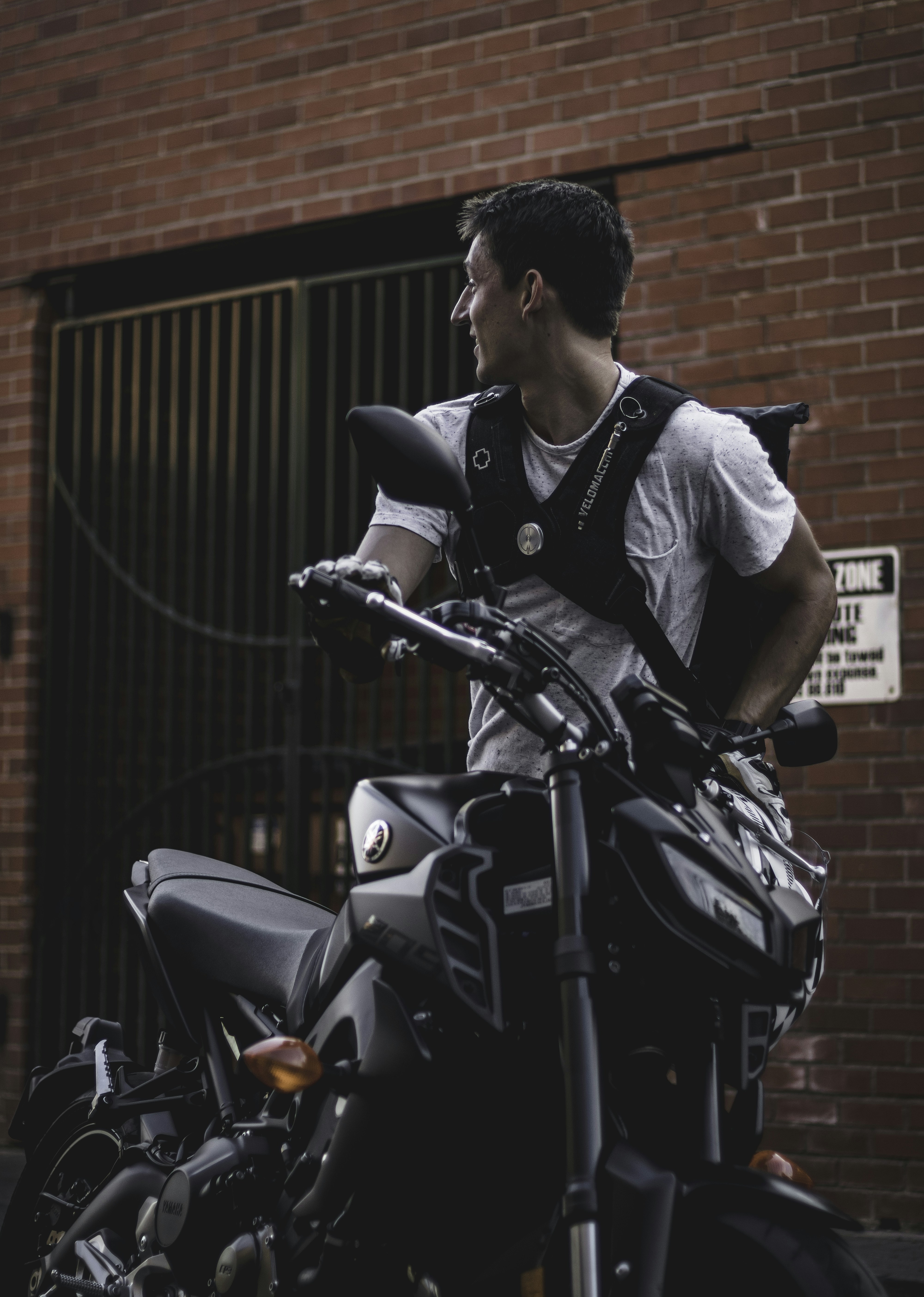 hombre de pie al lado de la motocicleta