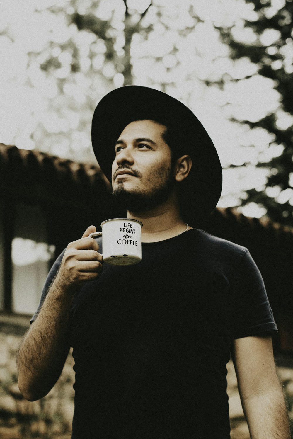 homem segurando caneca