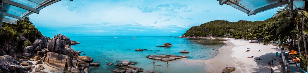 Fotografía de la orilla del mar durante el día