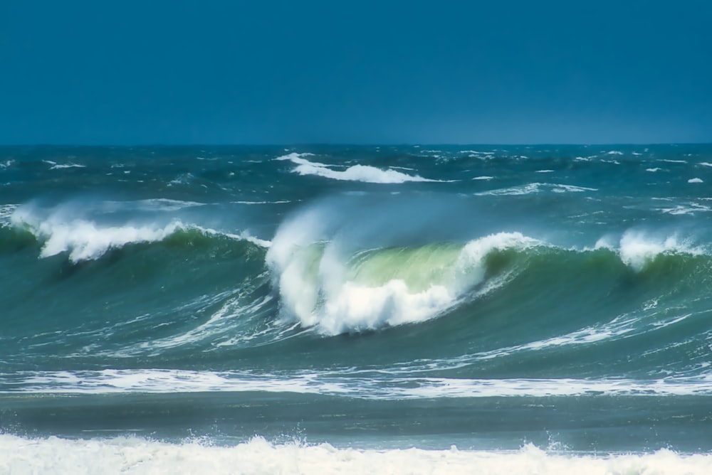 sea waves during daytme