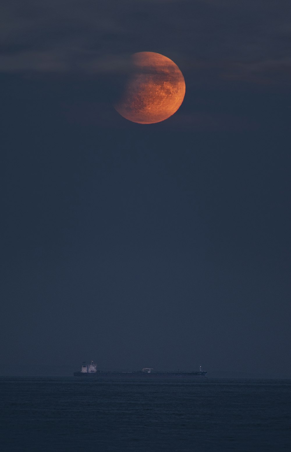 야간에 수역에 보트 타기