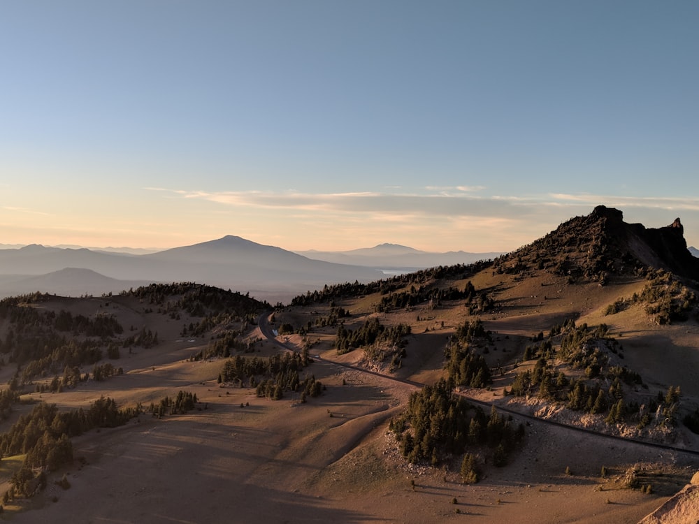 Photo de paysage de montagnes noires et brunes