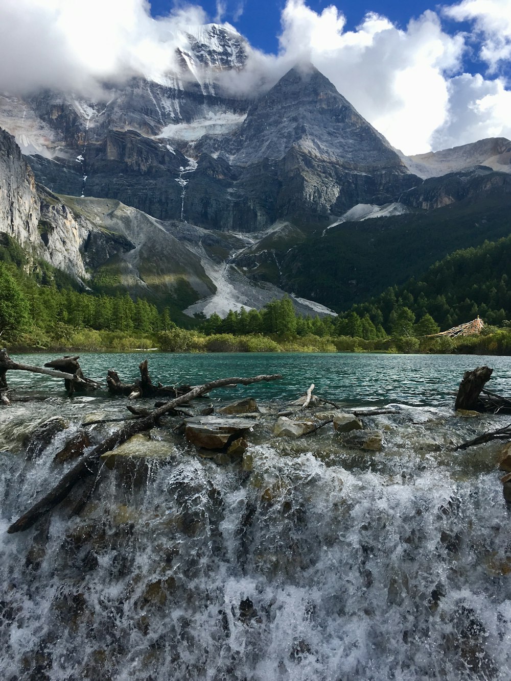 Fluss in der Nähe von Bergen