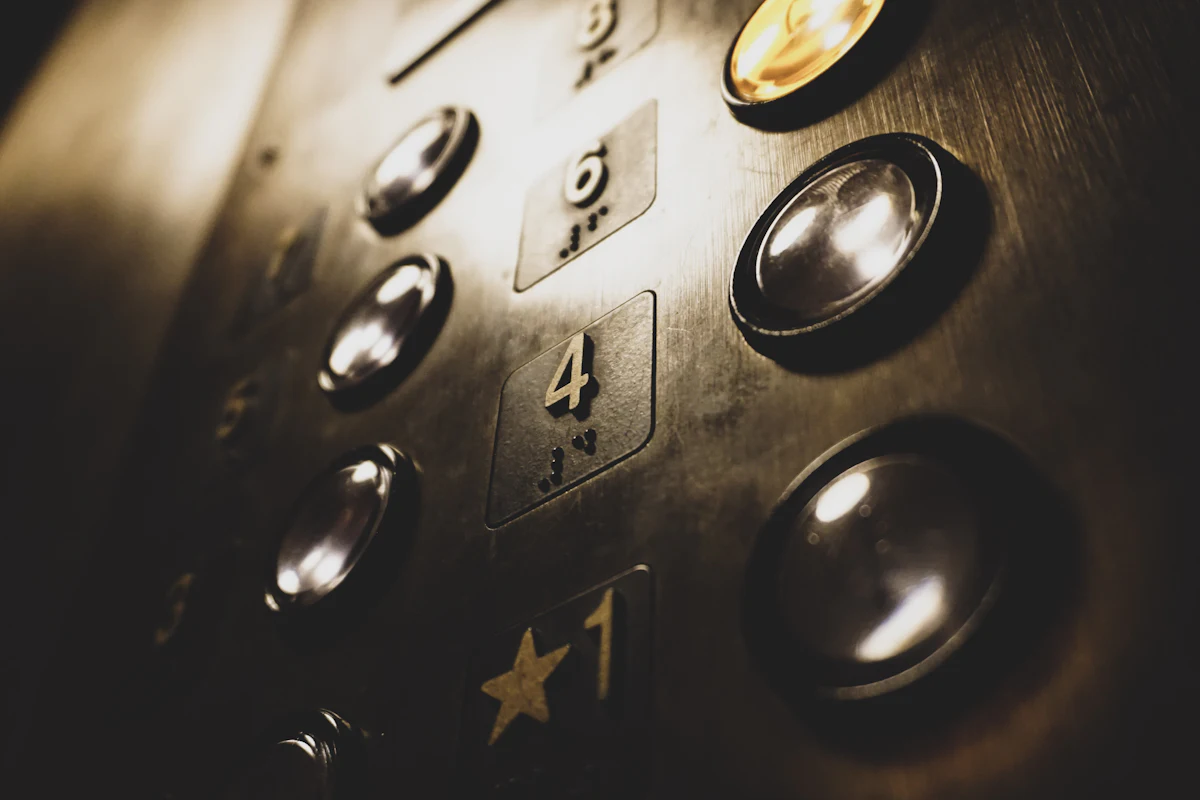 Painel de botões de um elevador, em close-up