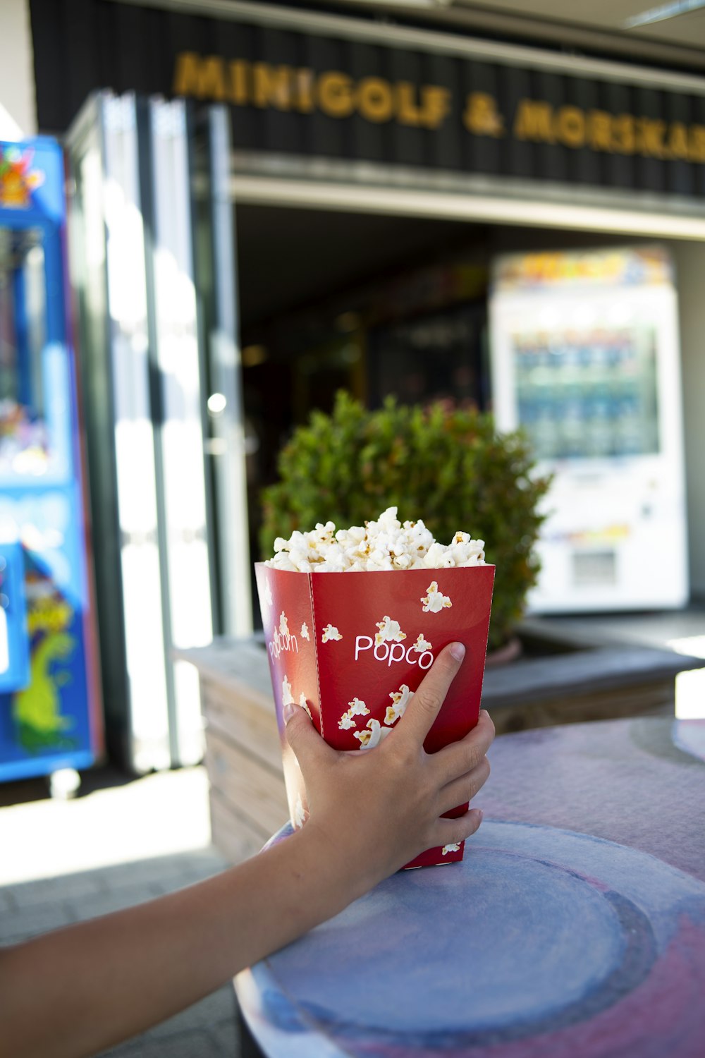 Person, die Popcorn in der Hand hält