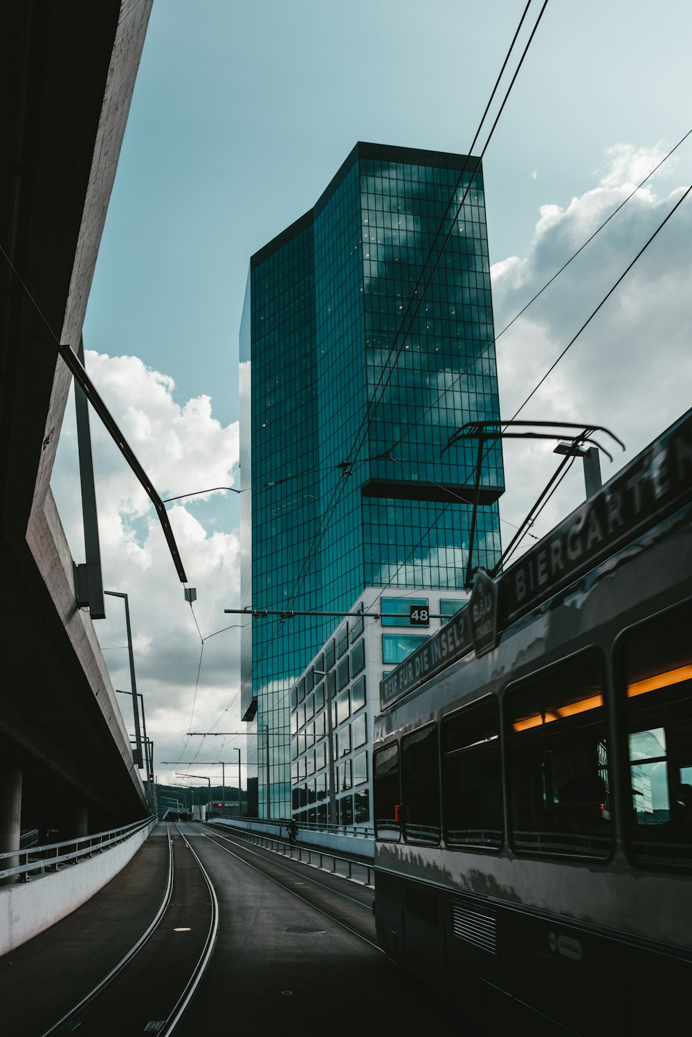 Edificio de hormigón azul bajo el cielo nublado durante el día