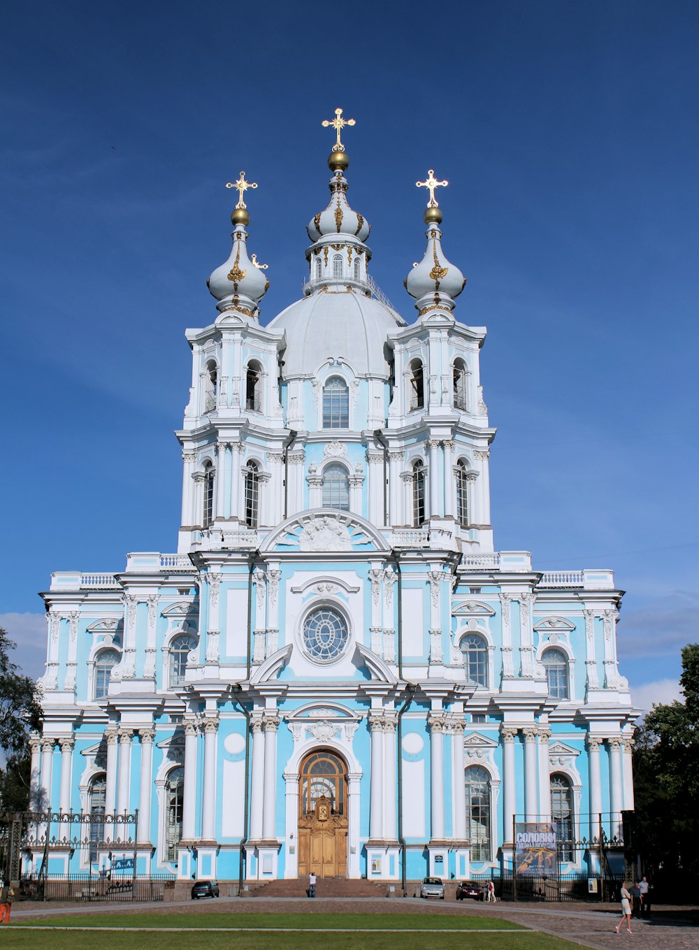 Catedral blanca y verde azulada bajo un cielo azul tranquilo